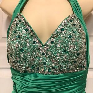 🆕 Riva Gown💃 Halter Style 💚 Size 8 💚Beautiful color 💚NEW DRESS 💚
